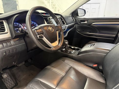 Used 2018 Toyota Highlander SE FWD image 15