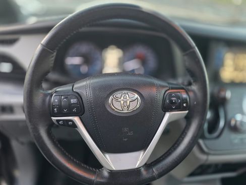 Used 2017 Toyota Sienna XLE FWD image 29