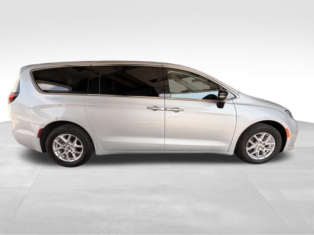 Used 2024 Chrysler Pacifica Touring-L FWD image 7