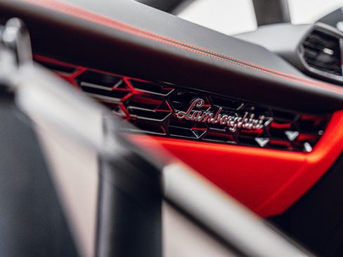 Used 2021 Lamborghini Huracan EVO RWD image 45