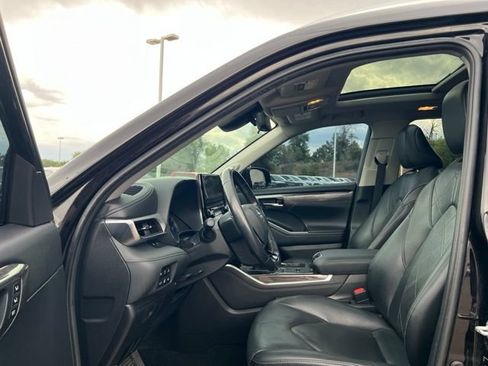 Used 2021 Toyota Highlander Platinum AWD/4WD image 28