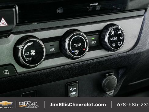 Used 2016 Toyota Tacoma TRD Off-Road image 17