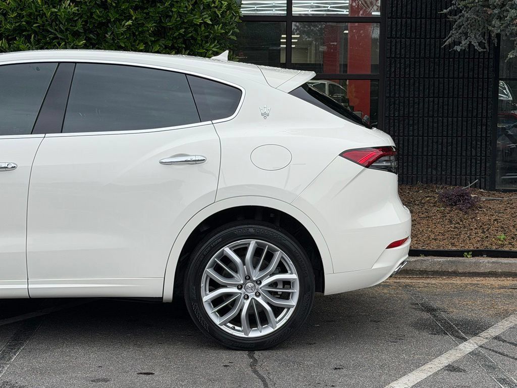 Used 2022 Maserati Levante GT AWD/4WD image 11