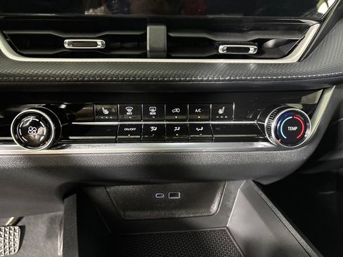 Used 2026 Chevrolet Equinox LT AWD/4WD image 16