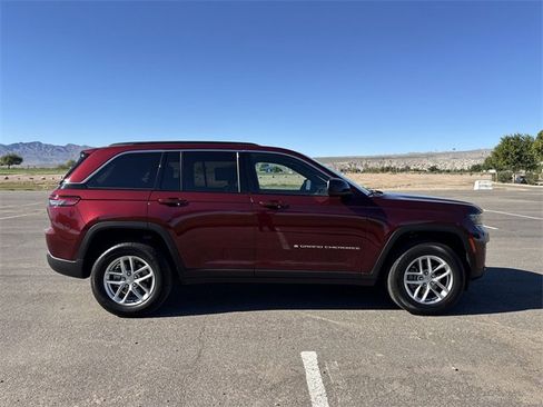 Used 2025 Jeep Grand Cherokee Laredo X image 4