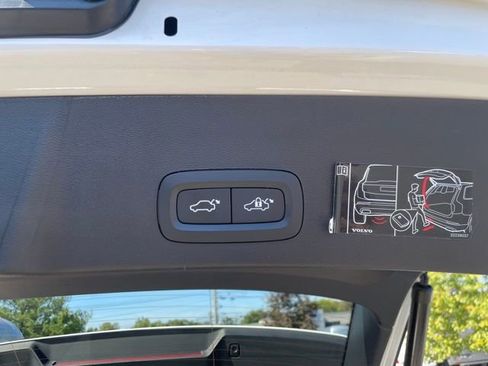 Used 2022 Volvo XC40 T5 Inscription w/ Climate Package image 17