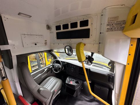 Used 2014 Chevrolet Express 3500 image 12