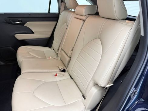 Used 2023 Toyota Highlander XLE FWD image 34