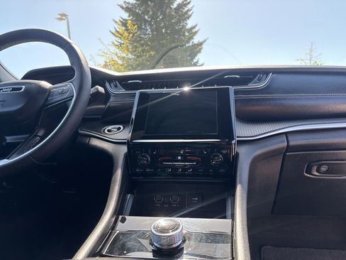 Used 2025 Jeep Grand Cherokee L Altitude AWD/4WD image 18