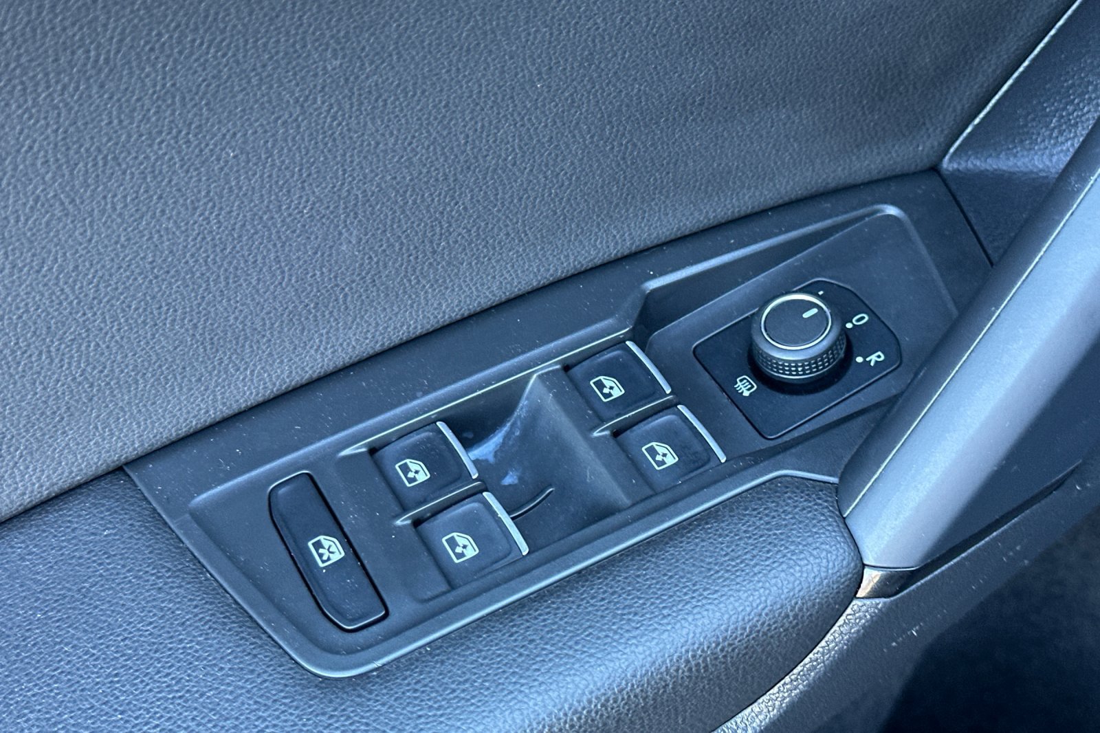 Used 2019 Volkswagen Tiguan SE AWD/4WD image 11