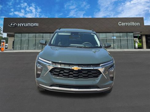 Used 2025 Chevrolet Trax LT FWD image 2
