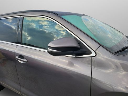 Used 2018 Toyota Highlander SE image 16