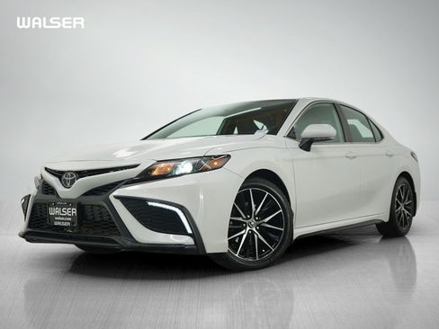 Used 2022 Toyota Camry SE FWD image 1
