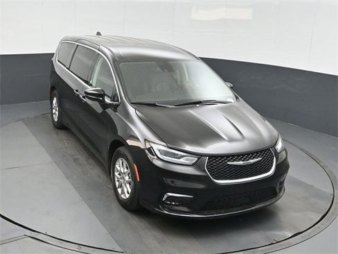 Used 2024 Chrysler Pacifica Touring-L image 36
