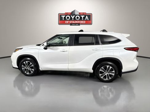 Used 2023 Toyota Highlander XLE AWD/4WD image 4