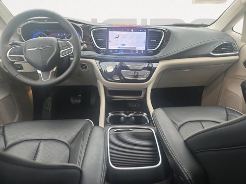 Used 2024 Chrysler Pacifica Limited FWD image 3