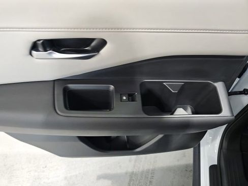 Used 2025 Nissan Pathfinder SL AWD/4WD image 19