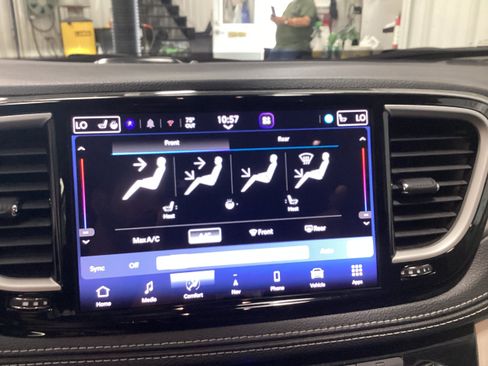 Used 2024 Chrysler Pacifica Limited FWD image 24