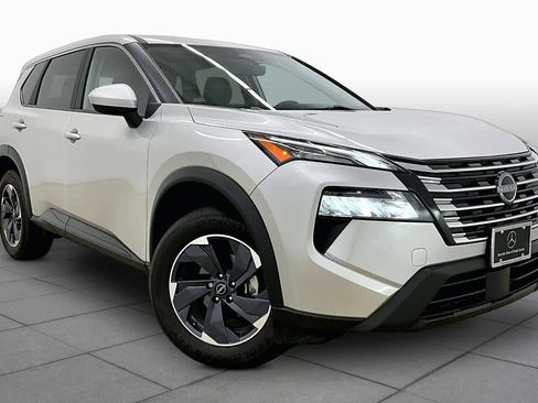 Used 2024 Nissan Rogue SV FWD image 3