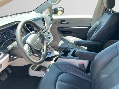 Used 2024 Chrysler Pacifica Touring-L FWD image 9