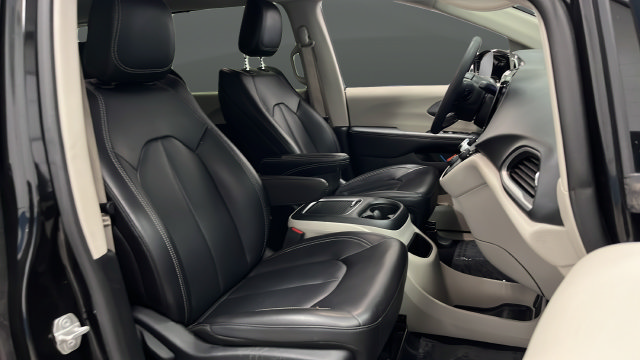 Used 2024 Chrysler Pacifica Touring-L FWD image 23