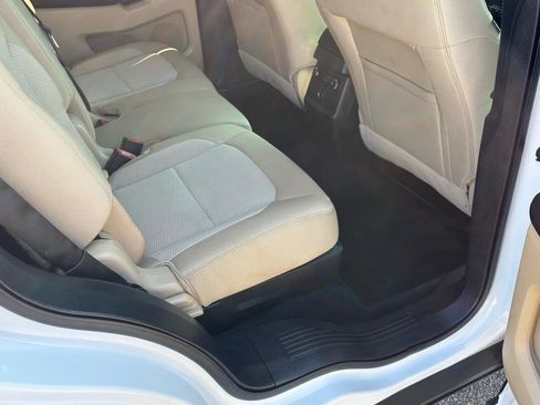Used 2016 Ford Explorer XLT image 38