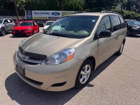 Used 2010 Toyota Sienna CE FWD image 1