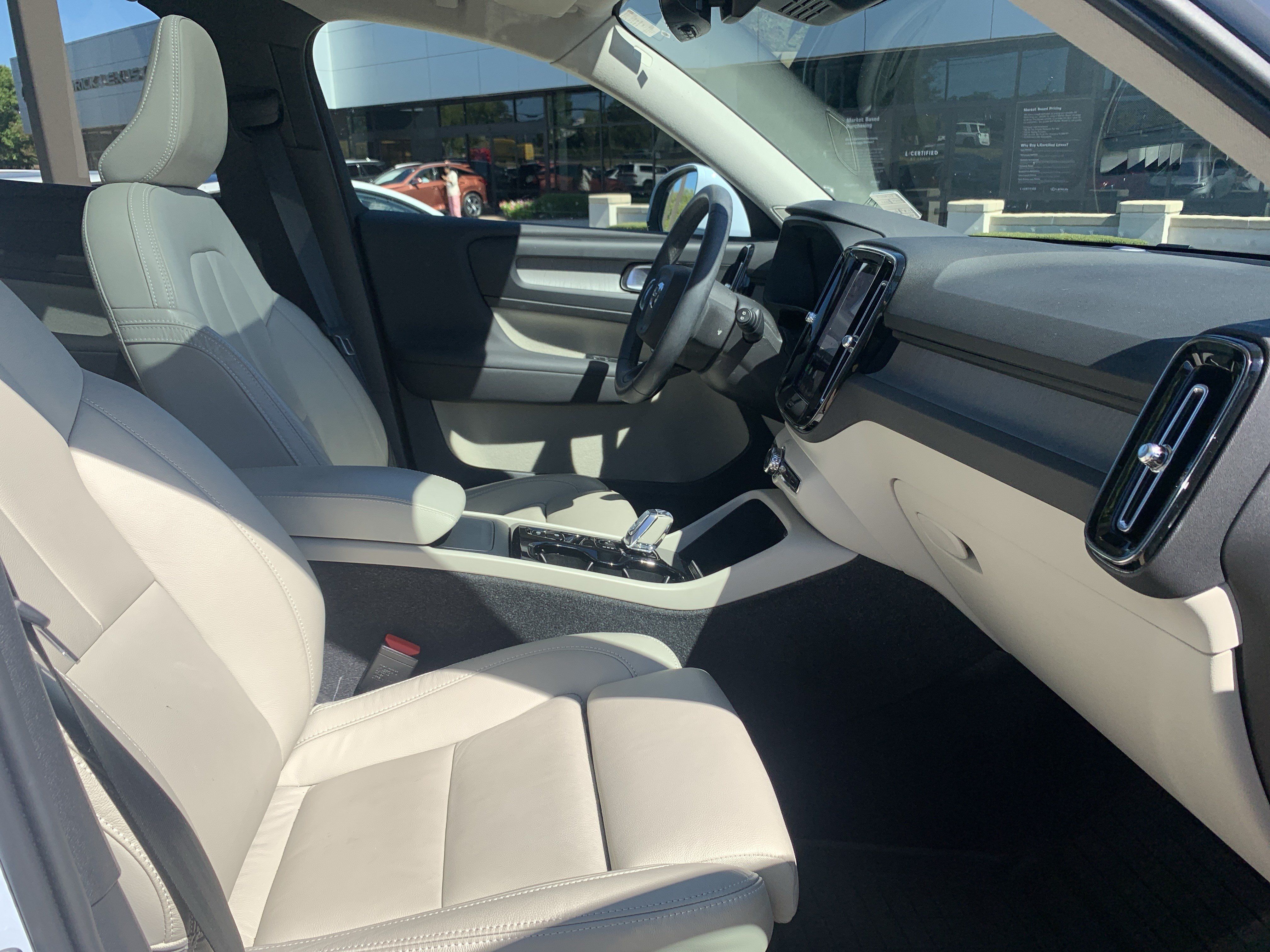 Used 2024 Volvo XC40 B5 Plus w/ Protection Package Premier AWD/4WD image 35