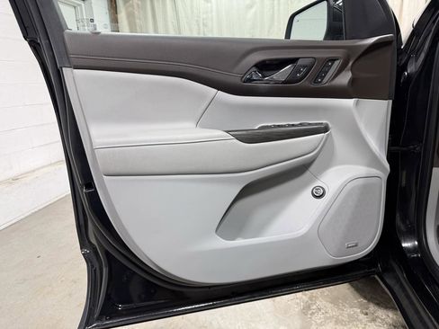 Used 2023 GMC Acadia SLT w/ Technology Package image 8