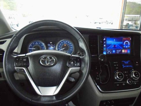Used 2017 Toyota Sienna XLE Premium image 6
