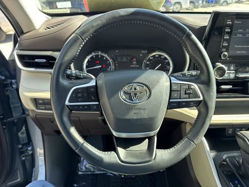 Used 2022 Toyota Highlander XLE image 14