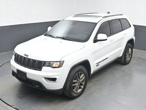 Used 2017 Jeep Grand Cherokee Laredo AWD/4WD image 15