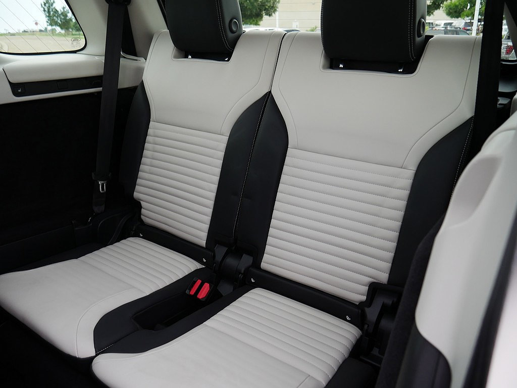 Used 2025 Land Rover Discovery Metropolitan Edition AWD/4WD image 19