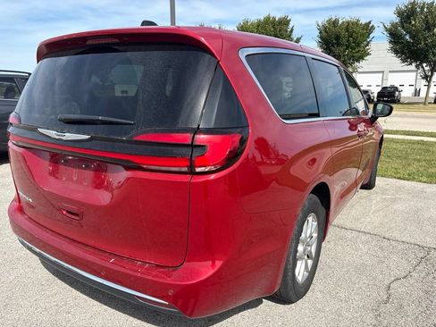 Used 2024 Chrysler Pacifica Touring-L FWD image 13