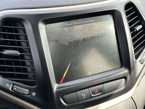 Used 2018 Jeep Cherokee Limited image 27