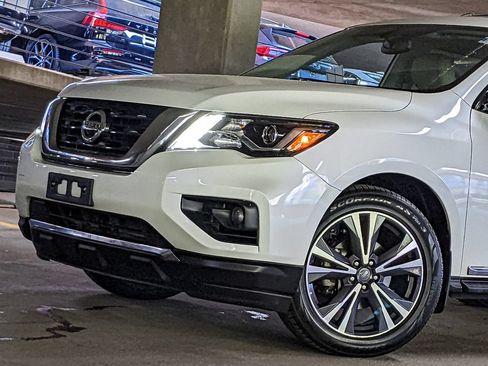 Used 2017 Nissan Pathfinder Platinum FWD image 2
