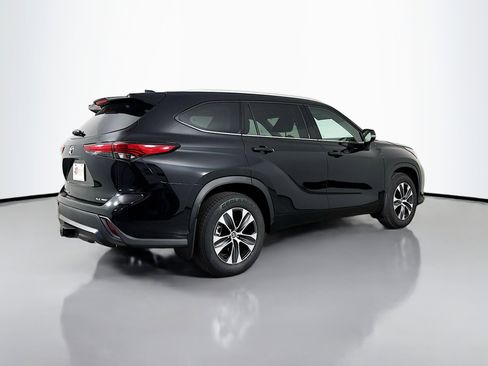 Used 2022 Toyota Highlander XLE AWD/4WD image 7