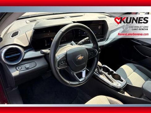 Used 2025 Chevrolet Trax LT w/ LT Convenience Package FWD image 19