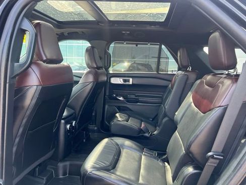 Used 2024 Ford Explorer Platinum w/ Technology Package AWD/4WD image 18