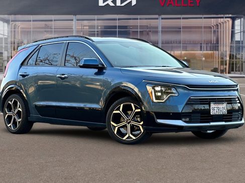 Used 2023 Kia Niro SX Touring image 2