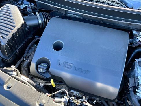 Used 2023 Chevrolet Traverse LT w/ Rear Camera Mirror Package image 35