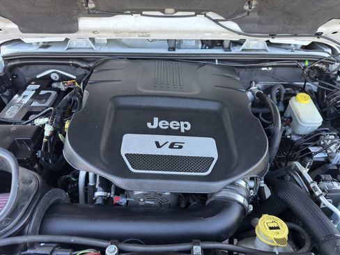 Used 2014 Jeep Wrangler Unlimited Rubicon w/ Connectivity Group AWD/4WD image 25