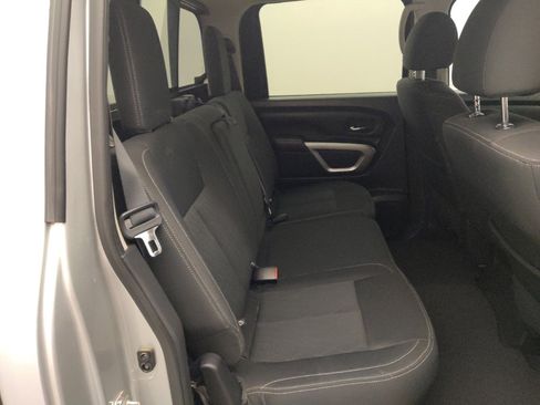 Used 2018 Nissan Titan SV image 19