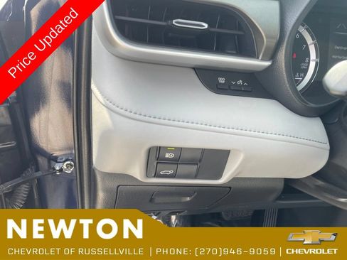Used 2022 Toyota Highlander LE AWD/4WD image 7