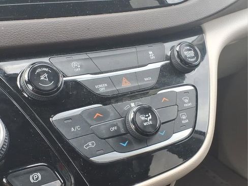 Used 2017 Chrysler Pacifica Touring w/ Tire & Wheel Group image 10