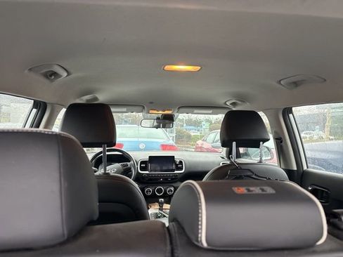 Used 2023 Hyundai Venue Limited image 9
