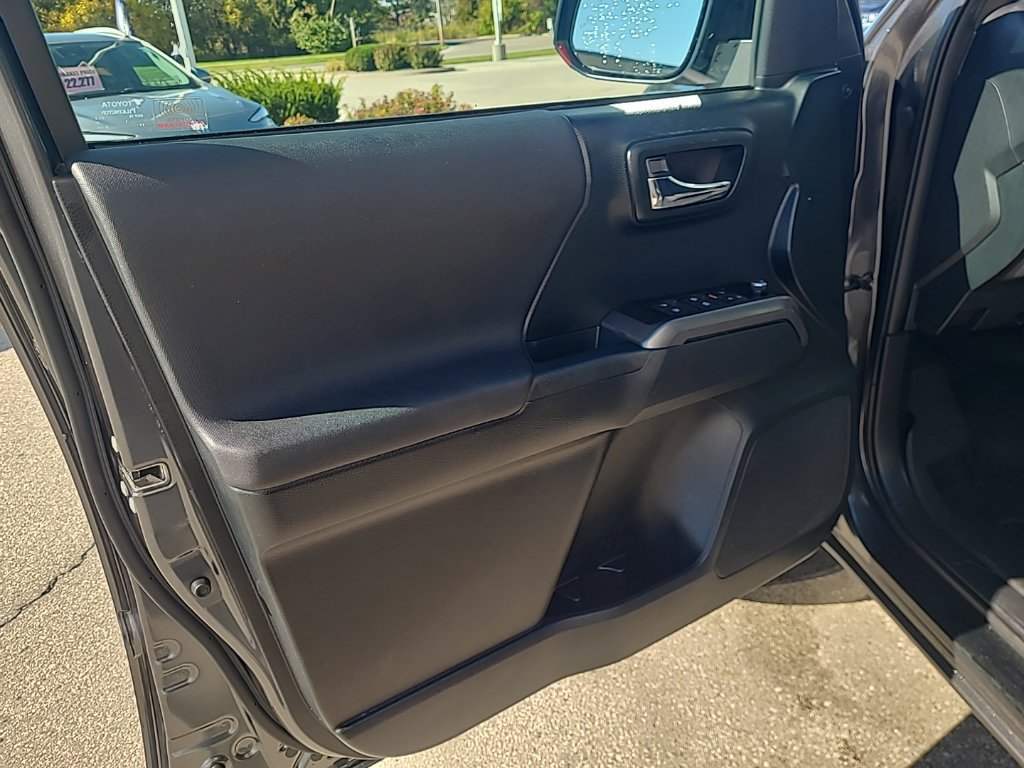 Used 2016 Toyota Tacoma TRD Off-Road w/ Premium & Technology Package RWD image 11