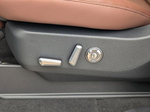 New 2025 Lincoln Navigator Reserve image 9