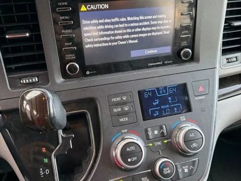 Used 2019 Toyota Sienna XLE w/ XLE Navigation Package FWD image 15