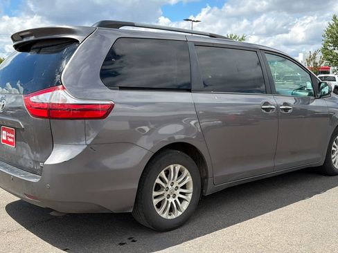 Used 2015 Toyota Sienna XLE w/ XLE Navigation Package FWD image 4